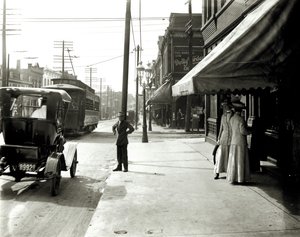 サラストリートに向かっているオリーブストリートの店先の前にいる女性と少年 作： Unbekannt Unbekannt
